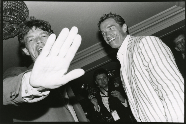 Mick Jagger i Arnold Schwarzenegger w Hotel du Cap; fot. Jean Pigozzi, 1990, Centre Pompidou-Metz